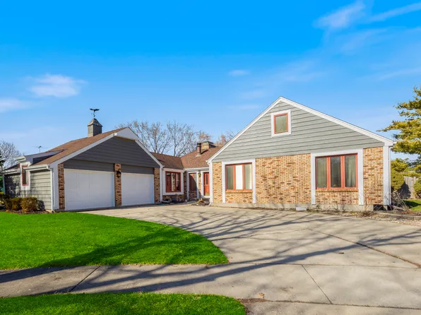 207 Brookside Dr, Elgin, IL 60123