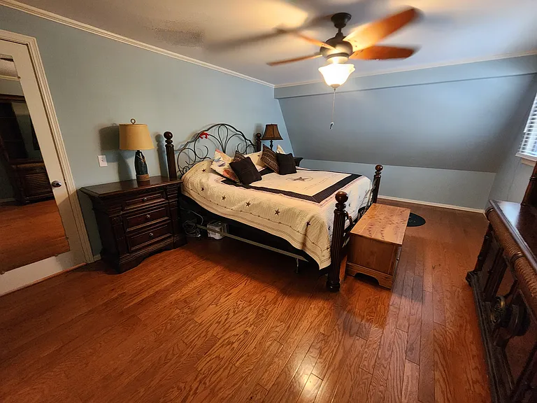425 E Seneca St — Photo 58
