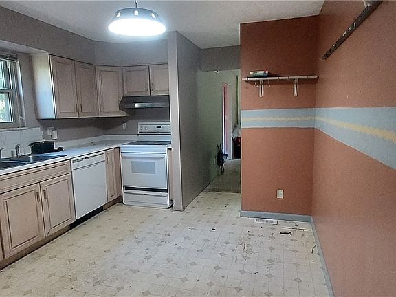 5th image of 1866 Southlawn Dr
