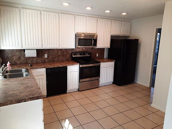 Kitchen, refrigerator stays