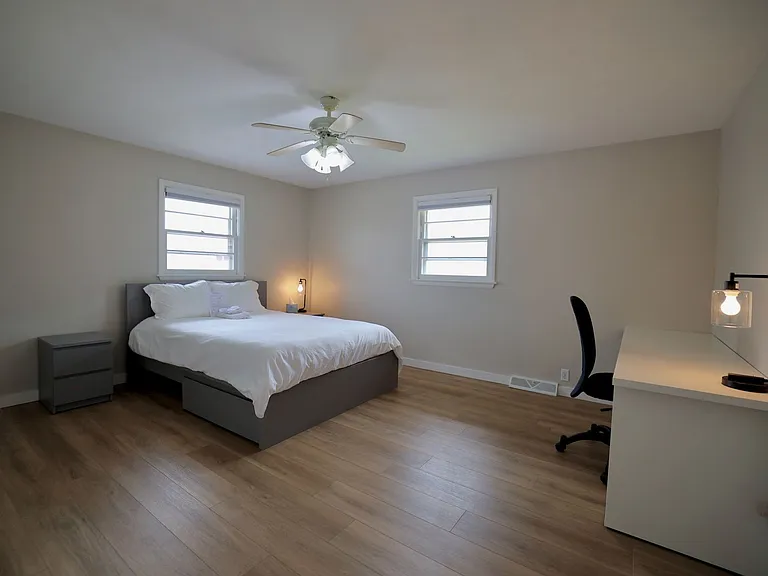 1534 N Woodburn Ave — Photo 31