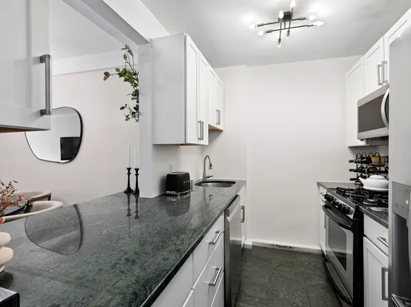 40 East 9th Street image 11 of 16