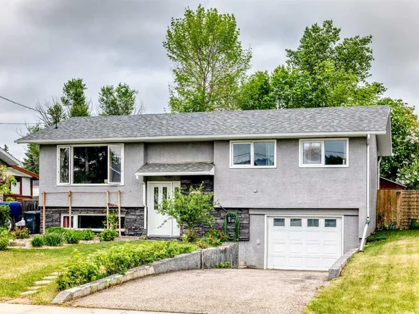 1652 S Boutellier Close, Penhold, AB T0M 1R0
