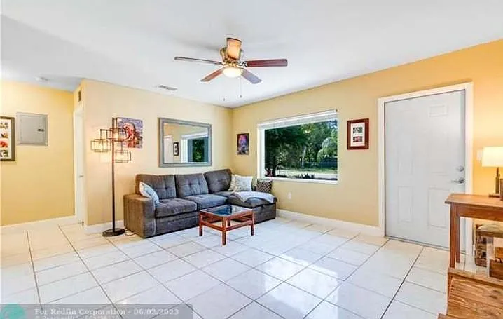 727 NW 18th St — Photo 5