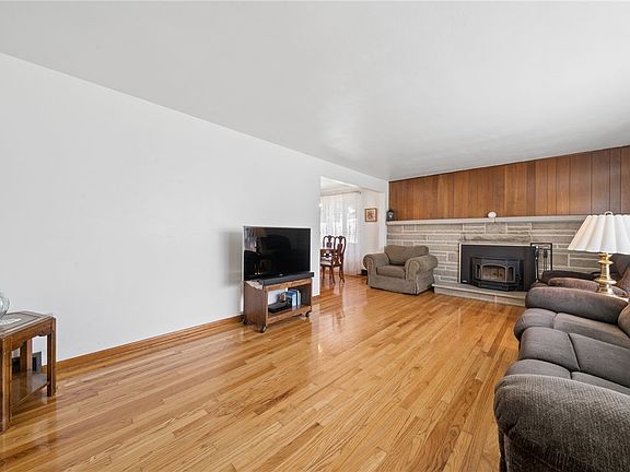 4th image of 324 Grove Dr