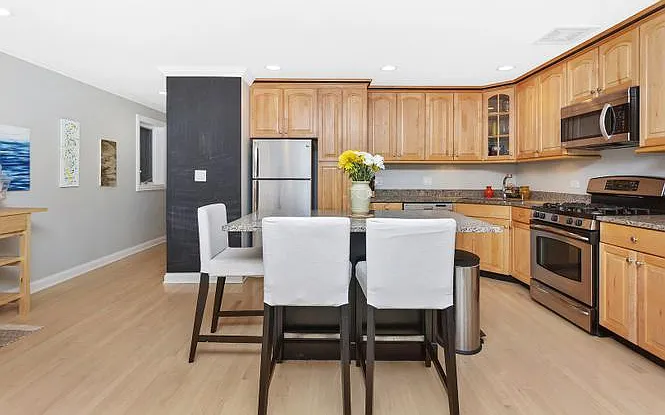 1518 W Oakdale Ave #2 — Photo 2