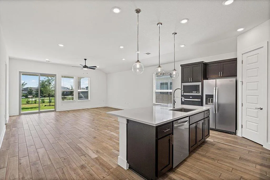4 bed, 2.5 bath, 2147 sqft, $3,200 — Photo 2