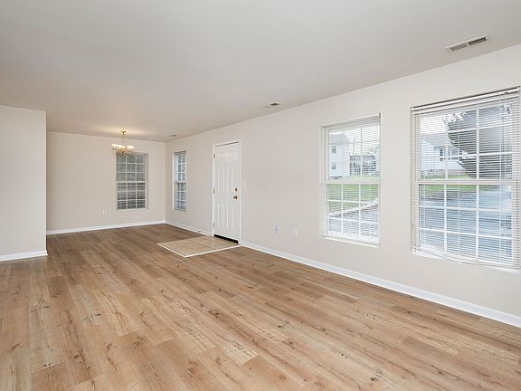 5th image of 717 Ivy St APT 2