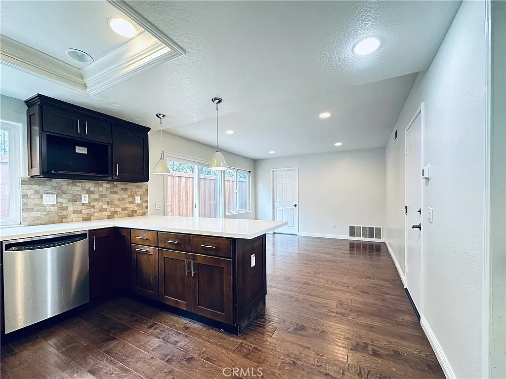 3 bed, 2.5 bath, 1759 sqft, $4,500 — Photo 2