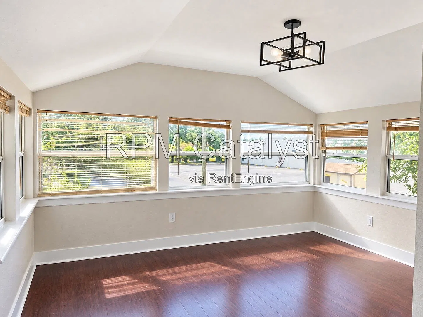 2 bed, 1.0 bath, 964 sqft, $1,600 — Photo 3