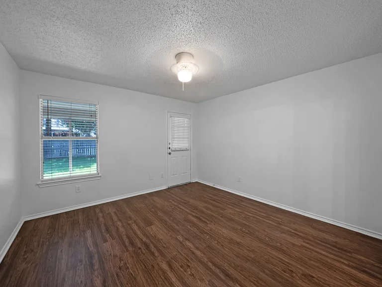 2910 Chisolm Trl — Photo 4