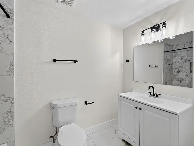 2525 W Beach St — Photo 15
