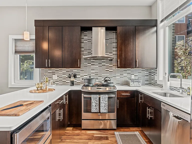 Gorgeous kitchen with breakfast bar and gas range