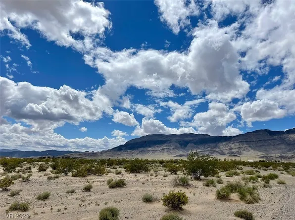 6861 N Moonhill Ave, Pahrump, NV 89060