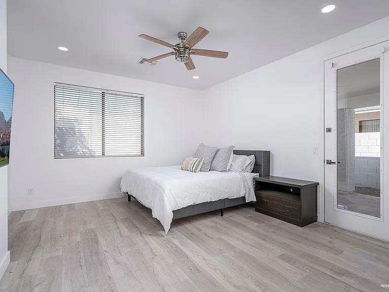 1012 E Susan Ln — Photo 11