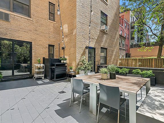 4th image of 200 E 16th St Unit Garden 1de