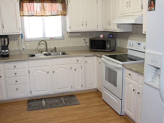 3rd image of 1011 E 9th St