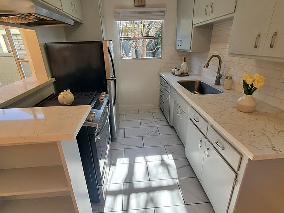 5th image of 330 Orizaba Ave APT 1