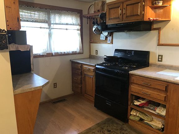 3rd image of 206 E 5th St