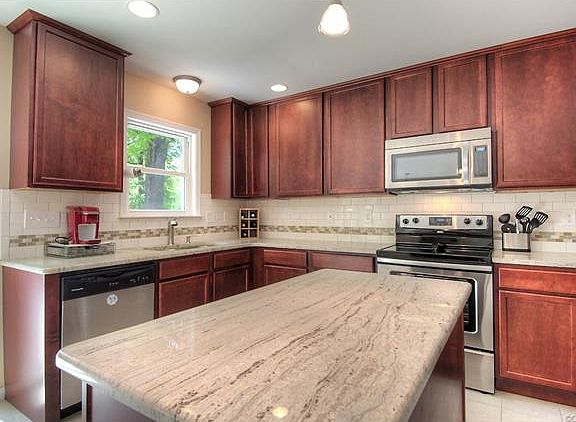 4th image of 1011 Sibley Ave