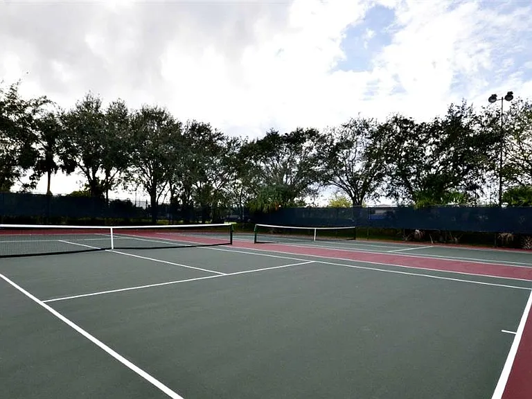Country Club Lakes Apartments — Photo 24