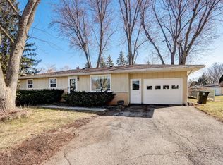 1215 Lily Rd, Oconomowoc, WI 53066