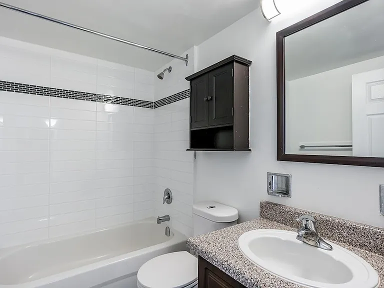 321 Chaplin Cres — Photo 9