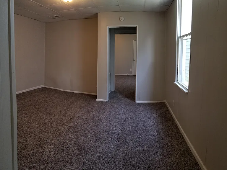 923 4th Ave — Photo 3