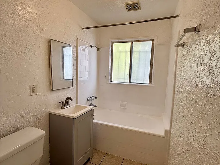 1534 Winona Blvd — Photo 11