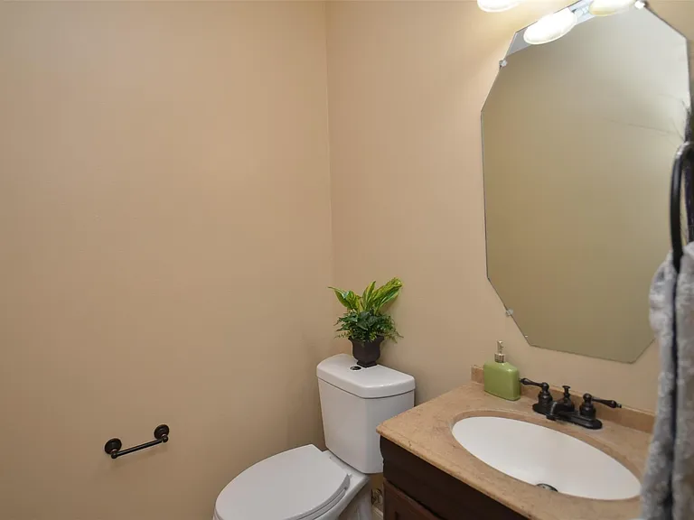 2911 Meadowglen Cv — Photo 15