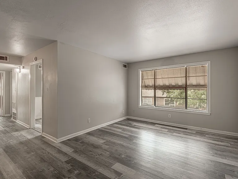 818 University Ave — Photo 6