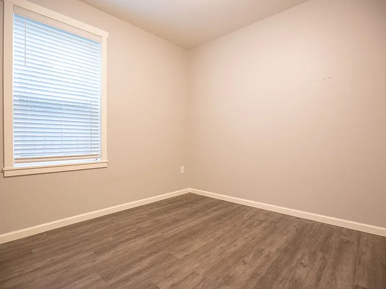 7100 N Greenwich Ave — Photo 7
