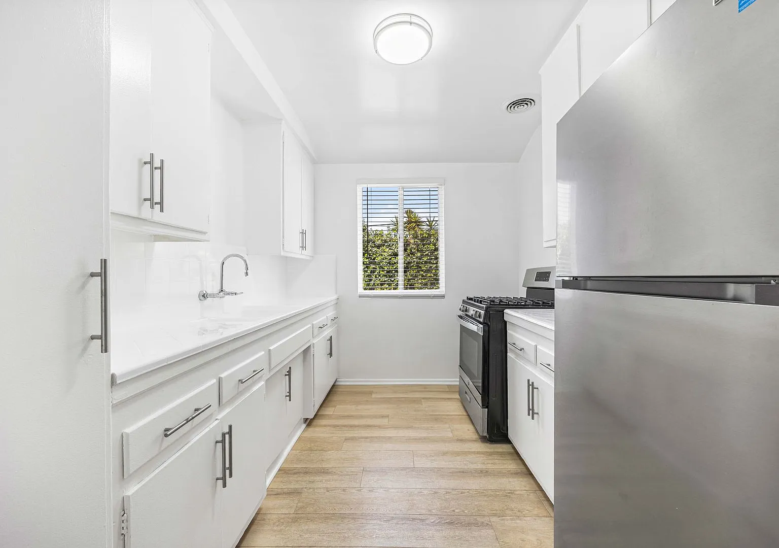 Hollyview Apartments — Photo 4