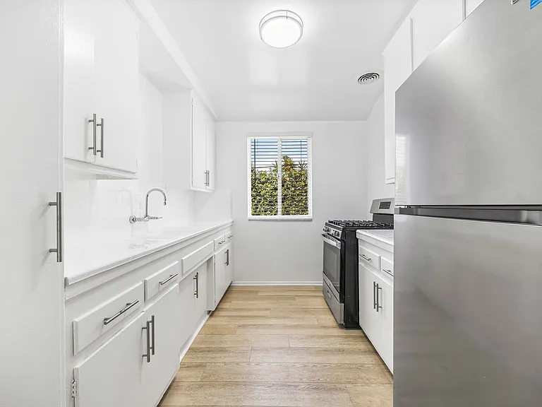 Hollyview Apartments — Photo 9