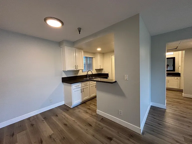 110 S Sweetzer Ave — Photo 40