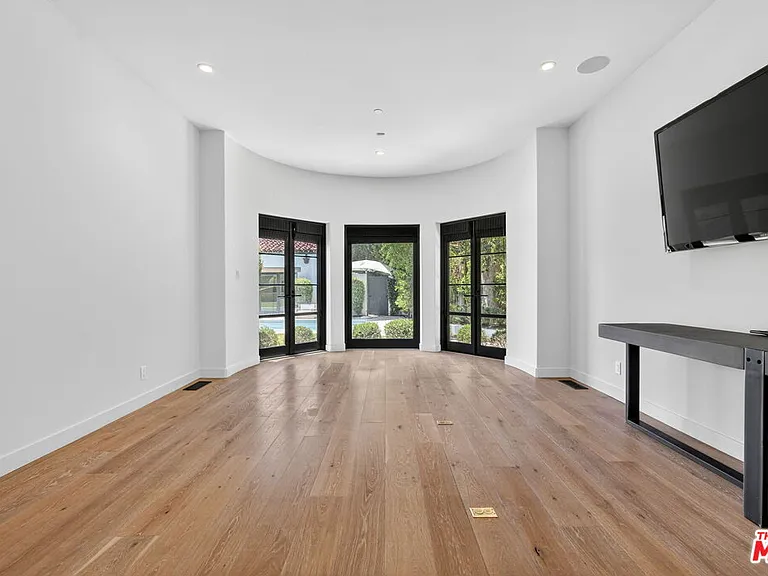 729 N Bedford Dr — Photo 16