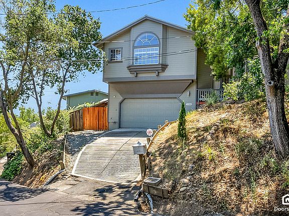 3rd image of 2300 N Crest Ave