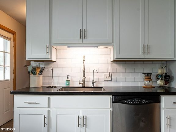 3rd image of 125 E Altgeld Ave