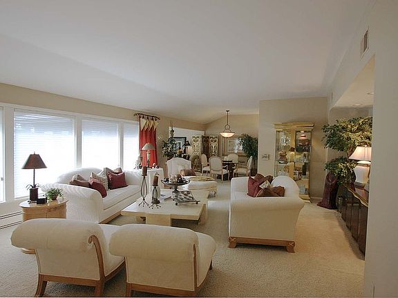 4th image of 396 Country Club Dr