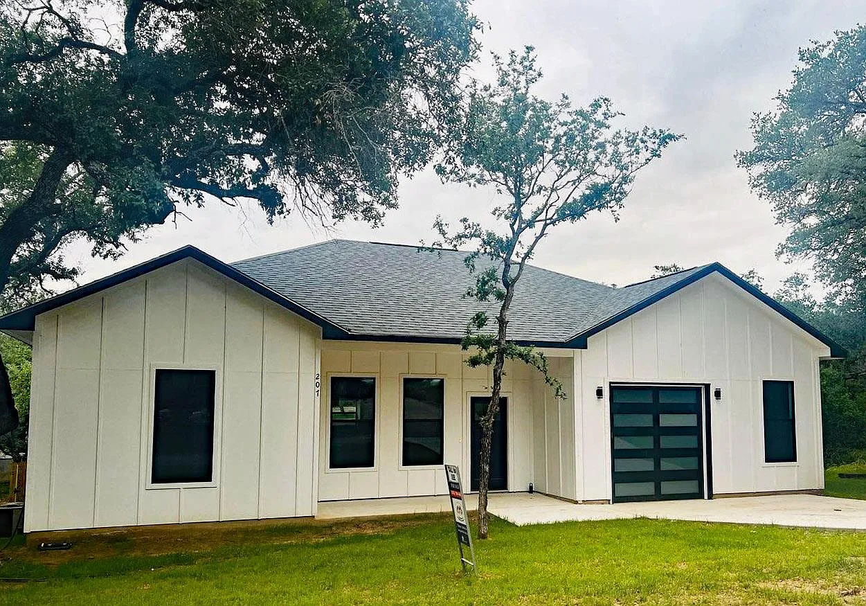 4 bed, 3.0 bath, 1634 sqft, $2,100 — Photo 1