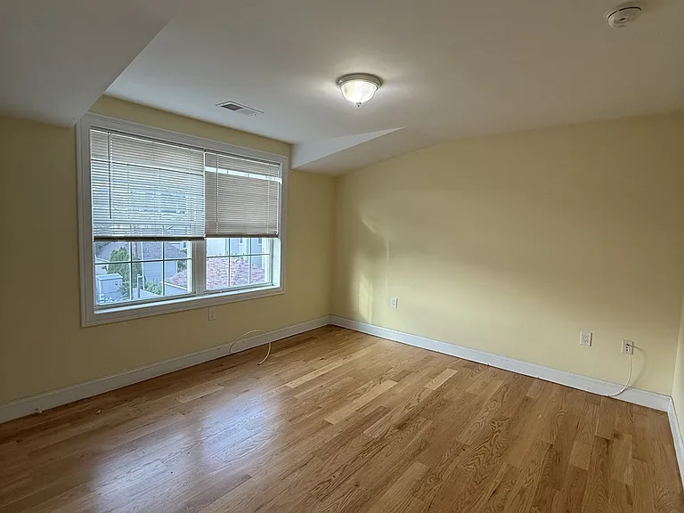 81 Lester St — Photo 3