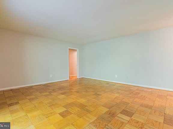 5th image of 10643 Montrose Ave
