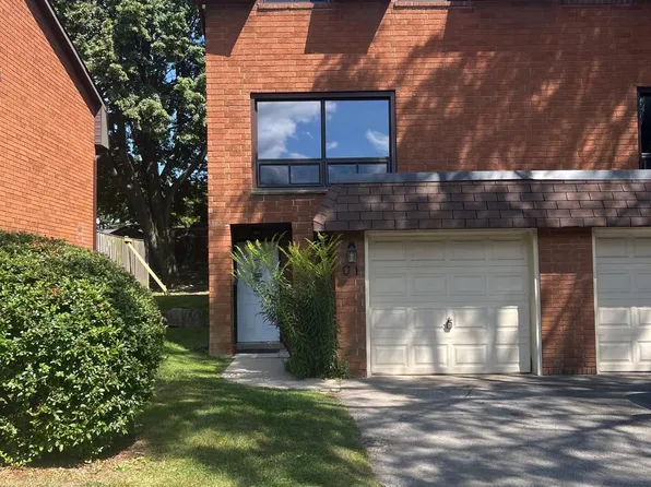 444 Stone Church Rd W #Q1, Hamilton, ON L9B 1R1