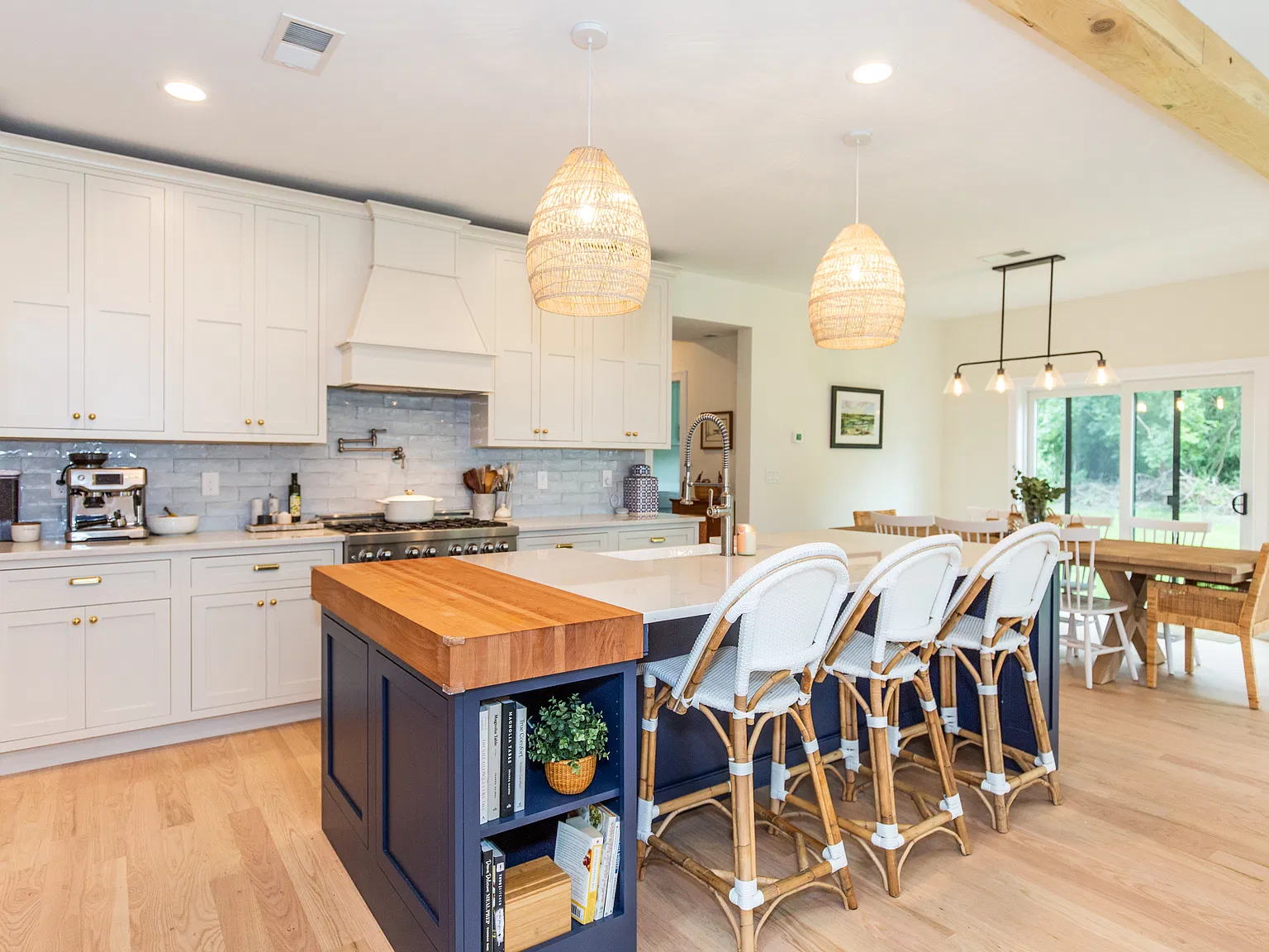 4 bed, 2.5 bath, 2550 sqft, $4,300 — Photo 3