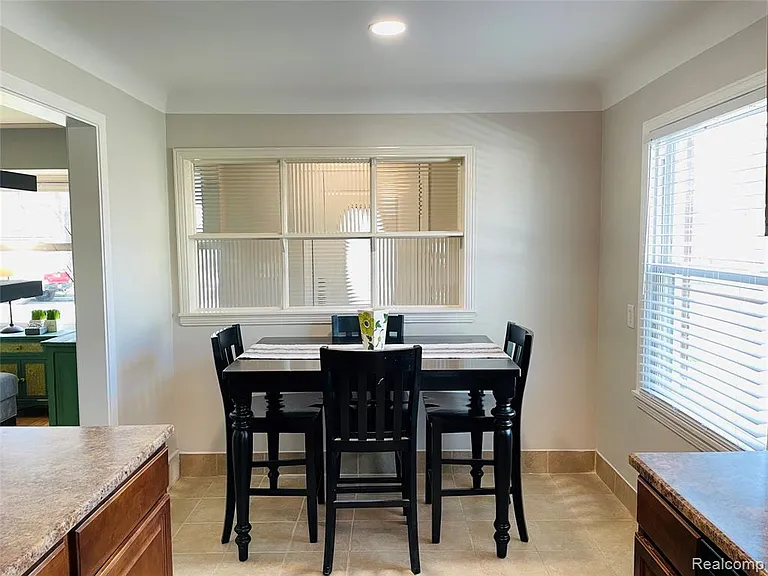 1040 E Maxlow Ave — Photo 9