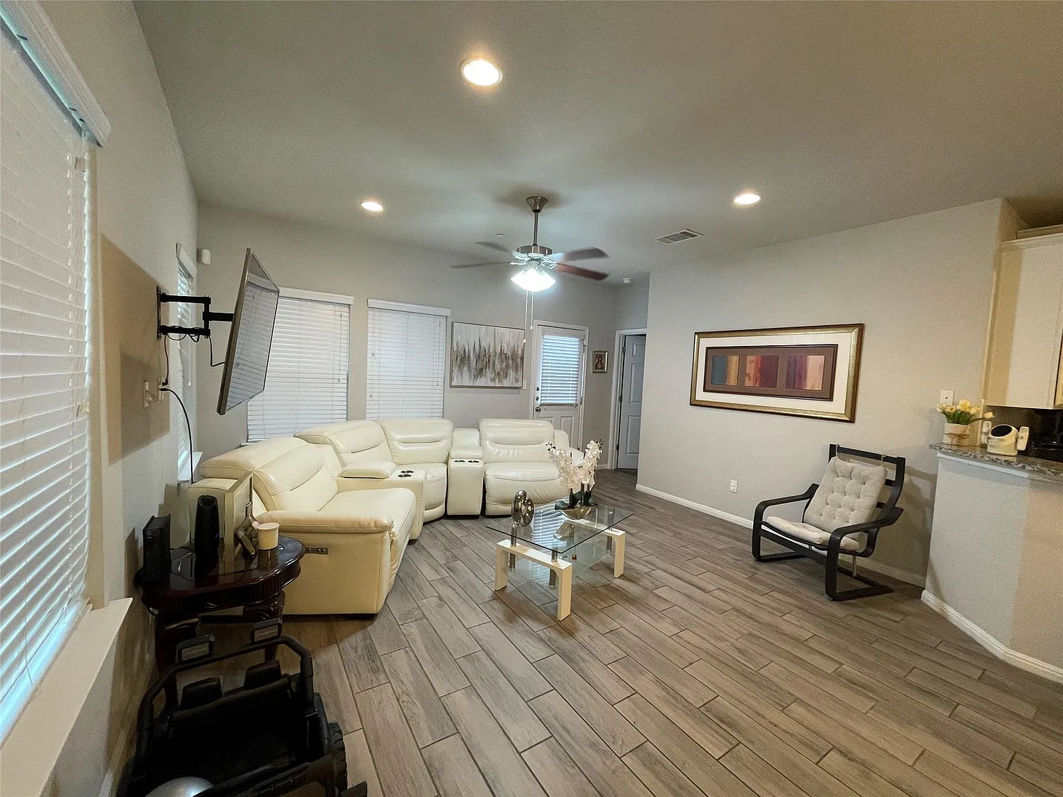 3 bed, 2.0 bath, 1423 sqft, $1,995 — Photo 4