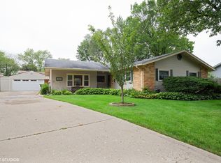 1660 Dennison Rd, Hoffman Estates, IL 60169