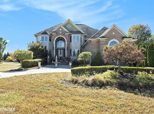 3968 Fawn Dr, Rochester, MI 48306