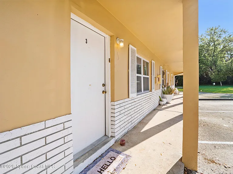 89 NW Irwin Ave #3 — Photo 2