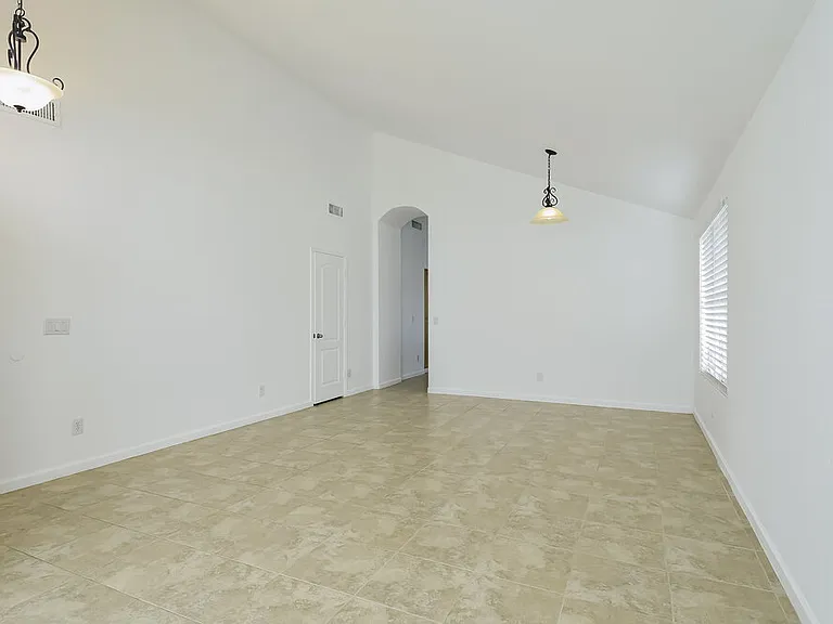 9528 W Clara Ln — Photo 5